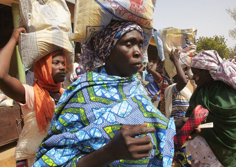 Internally displaced people collect food from distribution point (© ACN_Jaco Klamer)