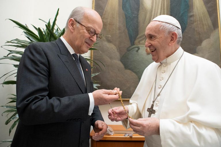 Thomas Heine-Geldern, Executive President ACN (International) shows Pope Francis one of the rosaries made in Bethlehem (© Servizio Fotografico - Vatican Media).