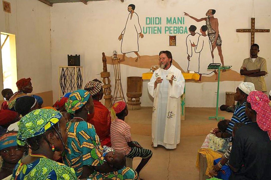Father Pierluigi Maccalli says Mass in Niger (©Society of African Missions).