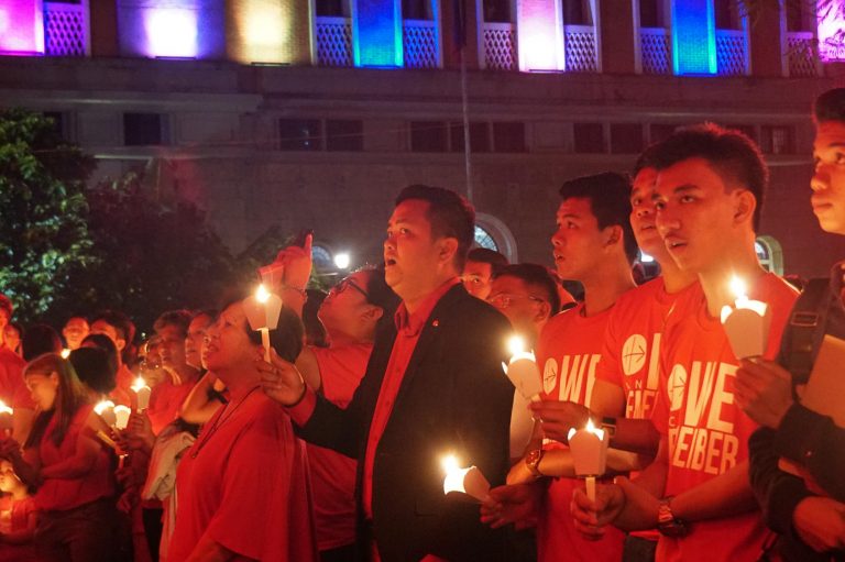 Jonathan Luciano (centre) during last November’s #RedWednesday event in the Philippines (Credit: Aid to the Church in Need)