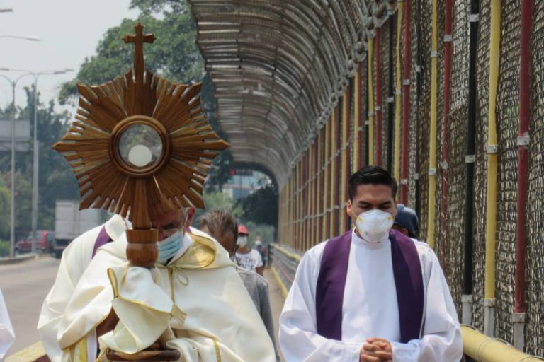 Priests carrying out the blessing with the Blessed Sacrament in San Cristóbal Diocese (Credit: Aid to the Church in Need)