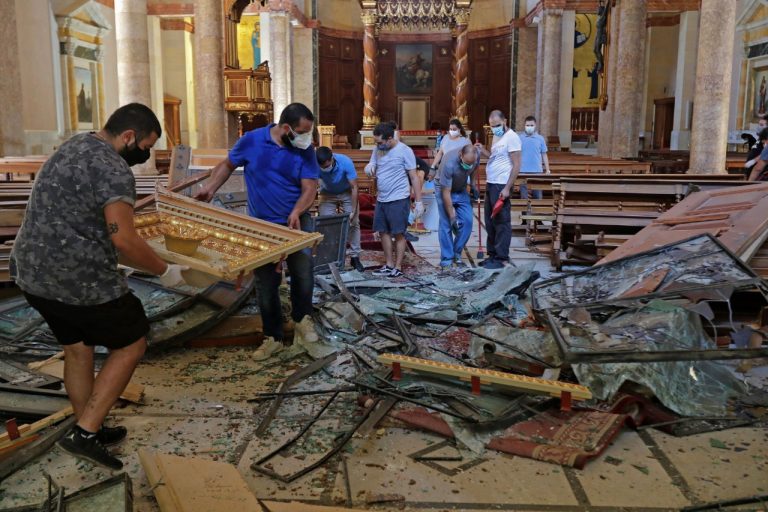 With picture of Beirut explosion (© Maronite Church/Beirut)