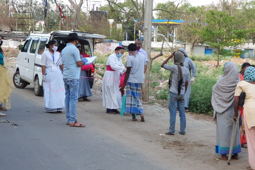 COVID-19 aid being distributed in India (© Aid to the Church in Need):