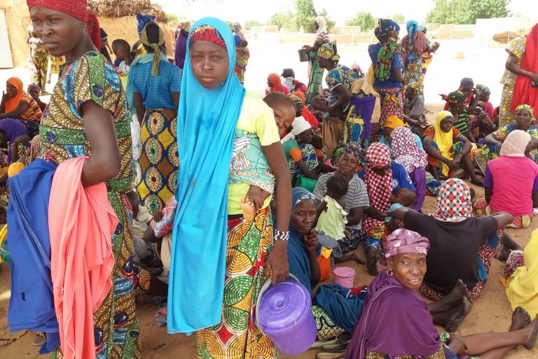 A stock image of women and children in Niger (© Aid to the Church in Need)