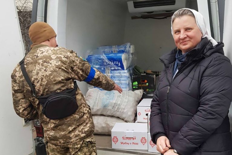 With image of Sister helping distribute food in Ukraine (© Aid to the Church in Need)