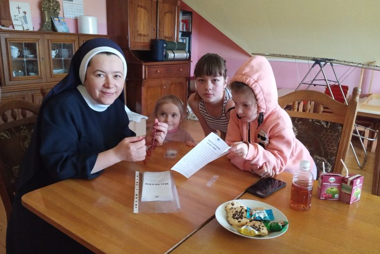 With image of young IDPs being cared for by the Handmaids of Mary Immaculate in Ukraine (© ACN)