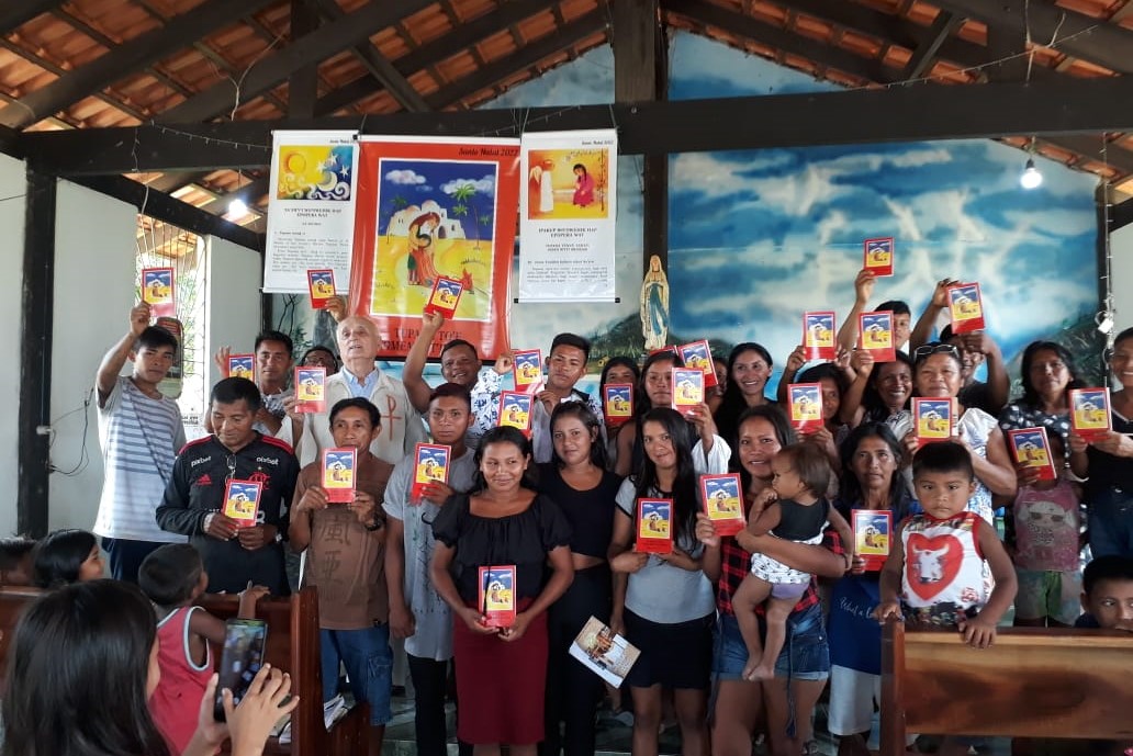 Distributing the Child’s Bible to the Sateré-Mawé people who live in the Andirá and Marau regions of the Amazon (© Joao Carlos Morales/ACN)