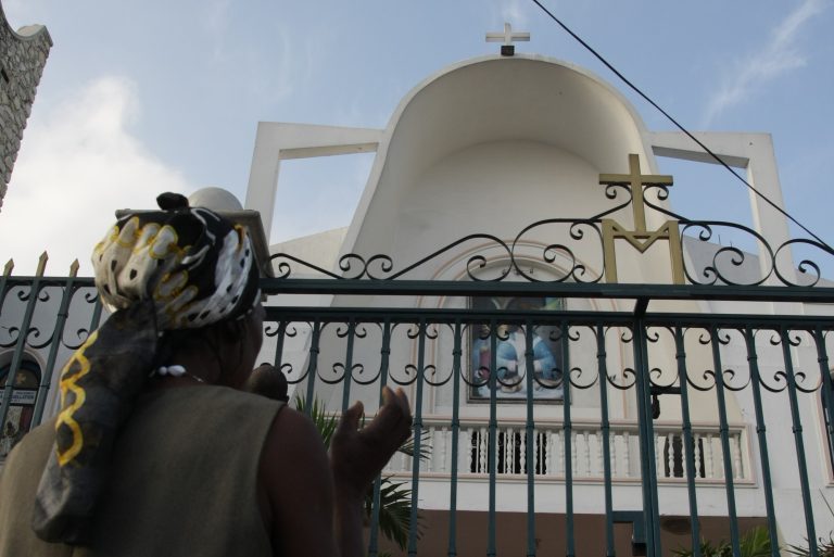 A church in Léogâne, Haiti (© Valerian Mazataud).