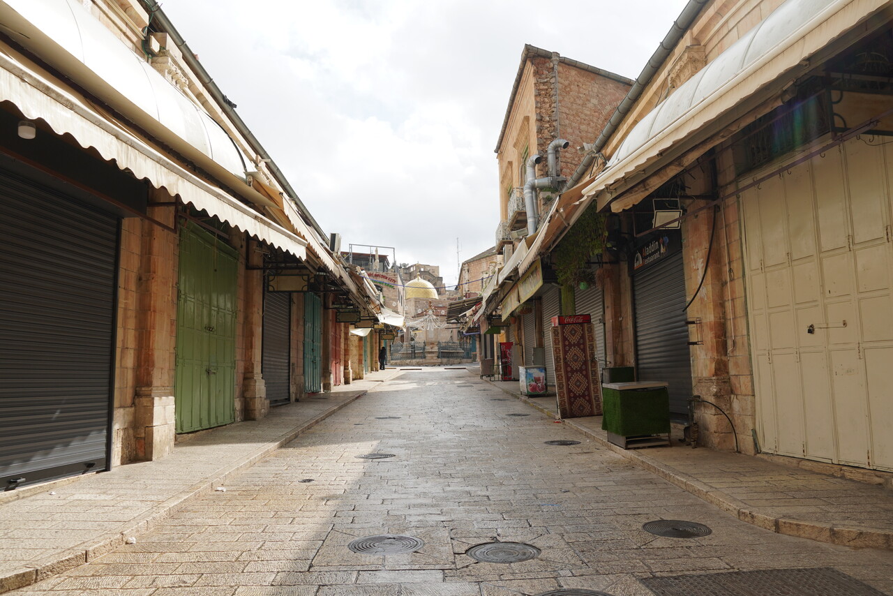 An empty shopping street in Muristan, a Christian quarter near Jerusalem’s Old City. (© ACN / A.H. Fritsch)