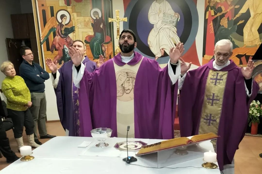 Father Lucas Perozzi celebrating Mass in Kyiv.