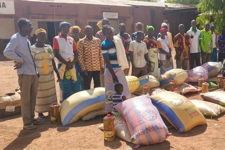 ACN food distribution for internally displaced catechists in Nouna Diocese, Burkina Faso.