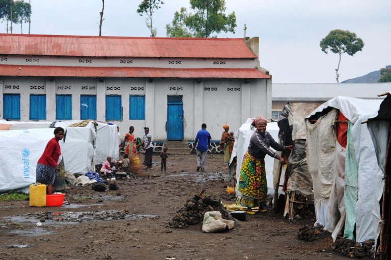 With picture of a refugee camp in Kanyaruchinya , north of Bukavu (© ACN).