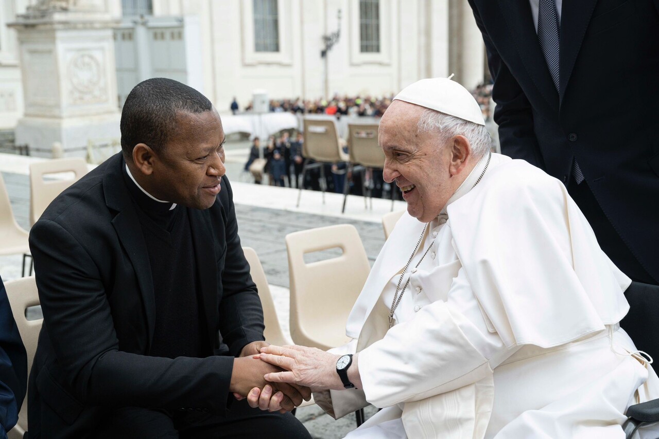 Pope Francis meeting Fr Joseph Fidelis and Boko Haram victims (© Vatican Media).