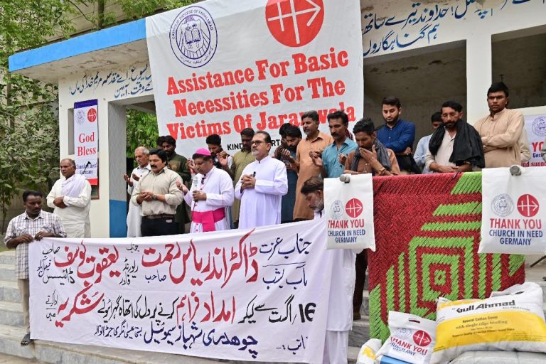 ACN aid distribution for the Christians of Jaranwala.
